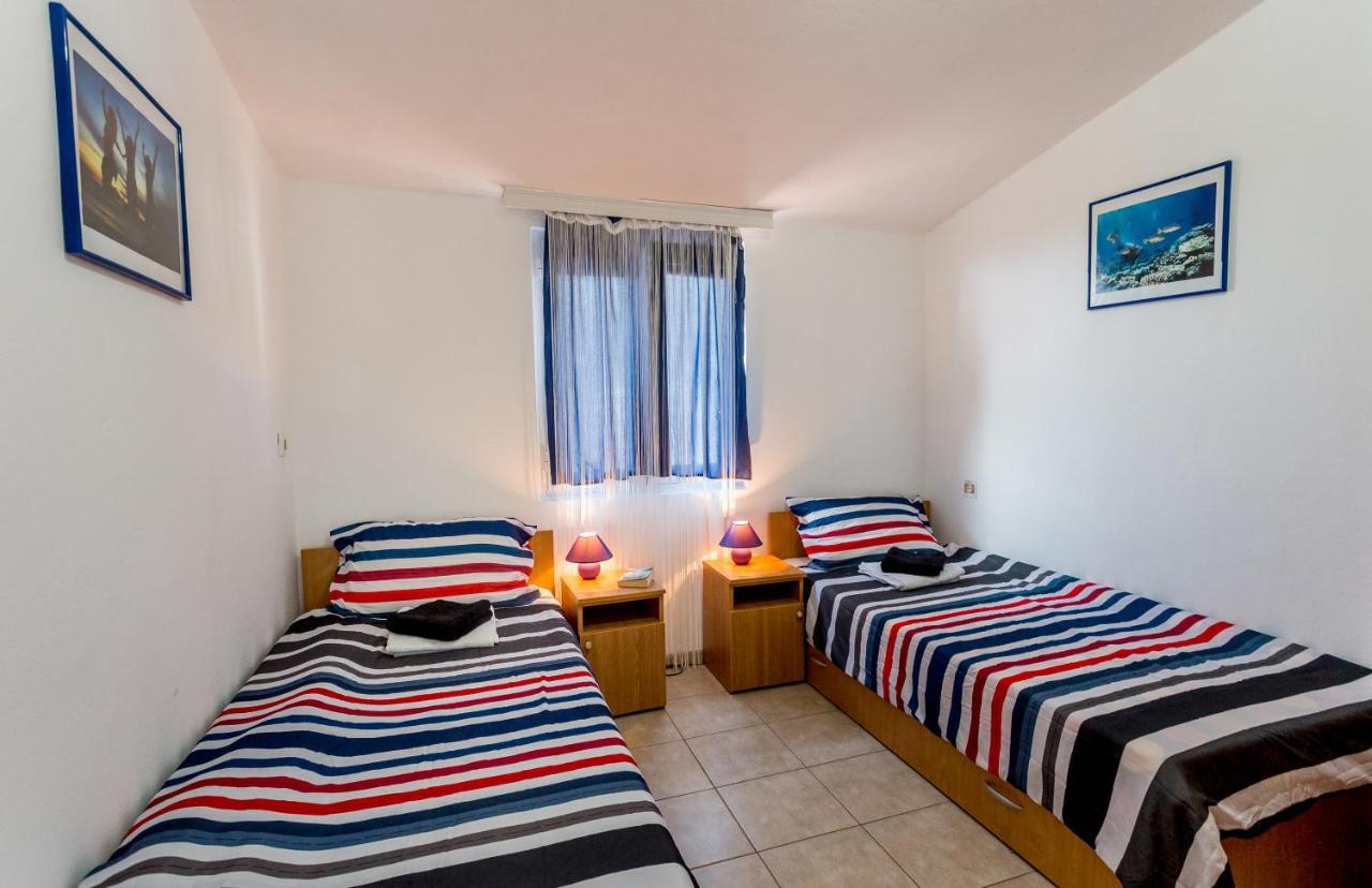 Lustica Apartments Buitenkant foto
